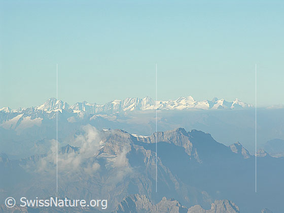 Foto: Glärnisch mit Innerschweizer Alpen im Hintergrund.