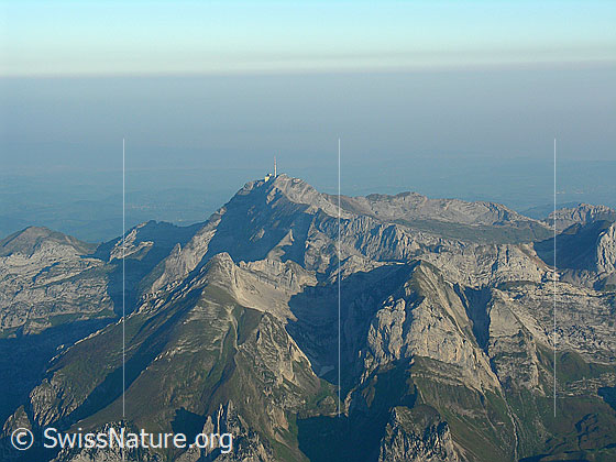 Foto: Felsmassiv des Säntis mit Dunstschicht über dem  Appenzellerland.