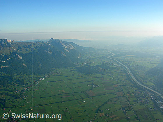 Foto: Blick auf die weite Ebene des Rheintals, Rhein und Hoher Kasten.