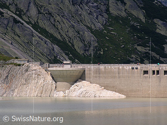 Foto: Staumauer und Wasserüberlauf des Räterichsbodensee.