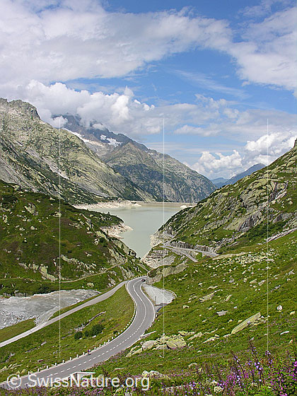 Foto: Strasse am Grimselpass und Räterichsbodensee (Stausee).