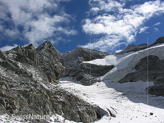 Foto: Leicht verschneites Ofenhorn und Tälligletscher.