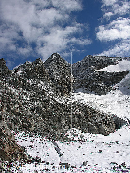 Foto: Leicht verschneites Ofenhorn und Tälligletscher.
