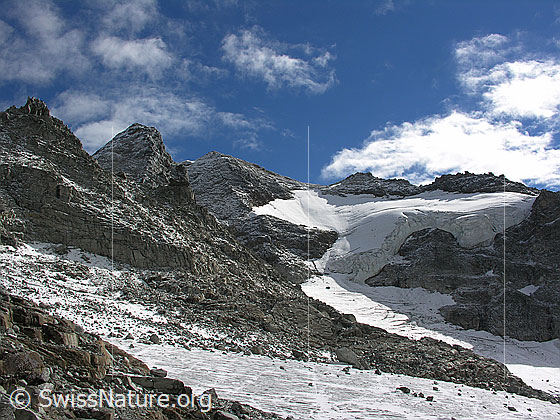 Foto: Leicht verschneites Ofenhorn und Tälligletscher. Der Hängegletscher ist gut sichtbar.