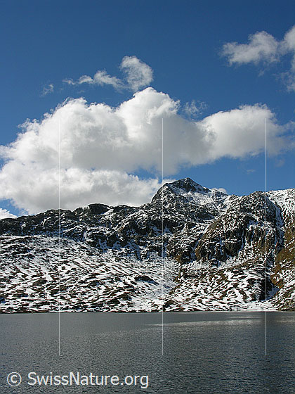 Foto: Totesee und Sidelhorn (Grimselgebiet) mit Wolken in blauem Himmel.