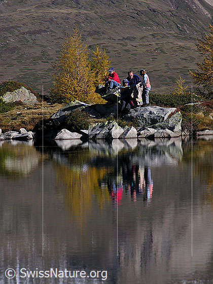 Foto: Spiegelung einer Familie bei der Rast am herbstlichen Mässersee.