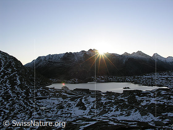 Foto: Im Aufstieg zum Sidelhorn. Sonnenaufgang über dem Totesee am Grimselpass.