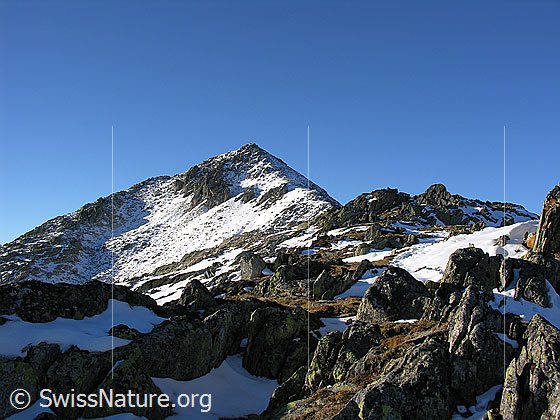 Foto: Oberhalb Grimselpass. Blick zum Gipfel des Sidelhorns. Fels und Schnee wechseln sich ab.