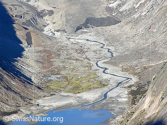 Foto: Im Aufstieg zum Sidelhorn. Blick auf das westliche Ende des Grimselsees mit Schwemmebene und Moränen im Gletschervorfeld des Unteraargletschers.