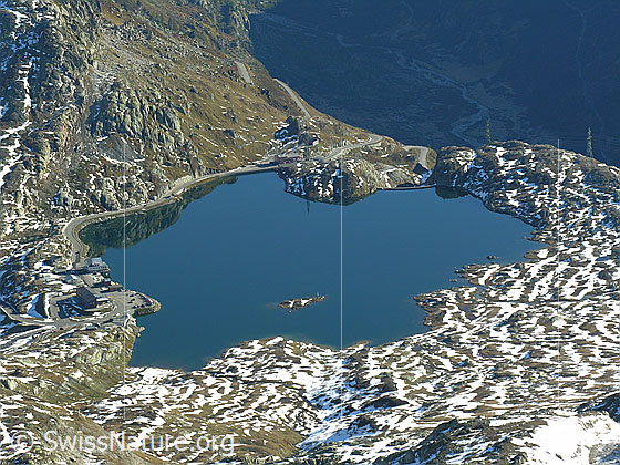Foto: Blick vom Sidelhorn auf den Totesee und den Grimselpass.