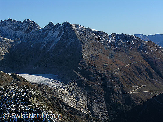 Foto: Blick vom Sidelhorn auf die Gletscherzunge des Rhonegletschers, Gross Furkahorn, Klein Furkahhorn und die Passstrasse zum Furkapass.