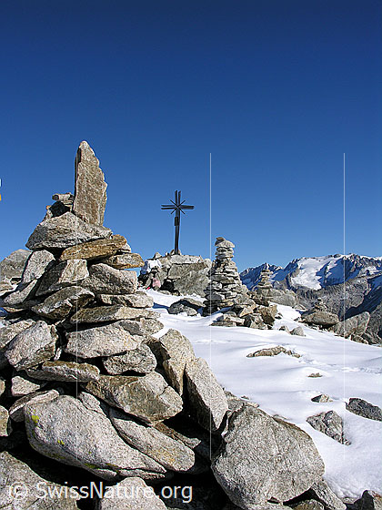 Foto: Steinmänner und Gipfelkreuz auf dem Gipfel des Sidelhorns.