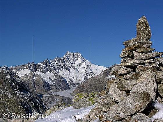 Foto: Steinmann auf dem Sidelhorn. Im Hintergrund Unteraargletscher mit markanter Mittelmoräne, Lauteraargletscher, Hugihorn, Klein Lauteraarhorn, Lauteraarhorn, Schreckhorn, Nässihorn und Rothoren.