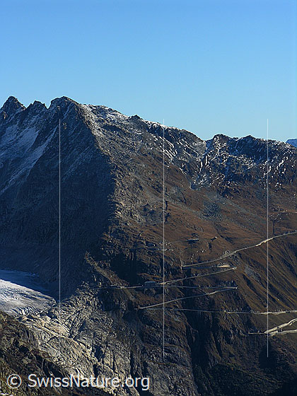 Foto: Blick vom Sidelhorn zum Klein Furkahorn, auf die Gletscherzunge des Rhonegletschers und die Passstrasse zum Furkapass.
