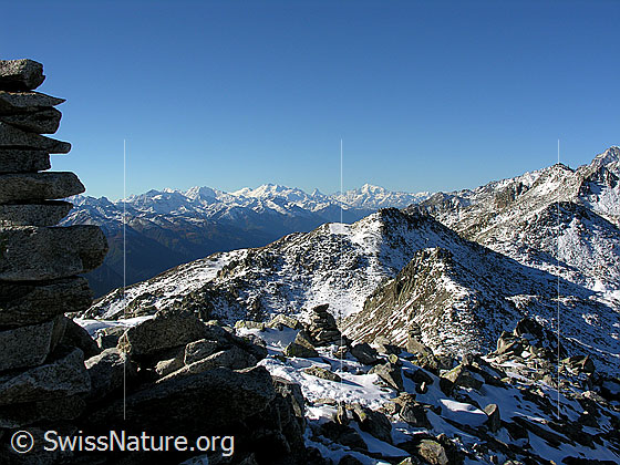 Foto: Auf dem Gipfel des Sidelhorns. Blick zwischen Steinmann und Gross Sidelhorn auf die Walliser Alpen mit Mischabelgruppe, Matterhorn und Weisshorn.