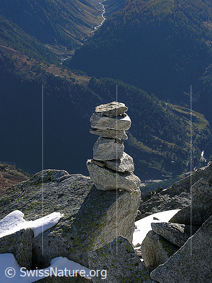 Foto: Steinmann auf dem Gipfel des Sidelhorns. Tiefblick ins Geretal.
