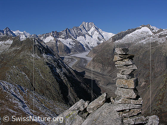 Foto: Steinmann auf dem Sidelhorn. Blick auf den Unteraargletscher mit markanter Mittelmoräne und den Lauteraargletscher. Im Hintergrund: Agassizhorn, Fiescherhörner, Hugihorn, Klein Lauteraarhorn, Lauteraarhorn, Schreckhorn, Rothoren und Hienderstock.Links im Vordergrund: Vorderer Zinggenstock und Hinterer Zinggenstock.