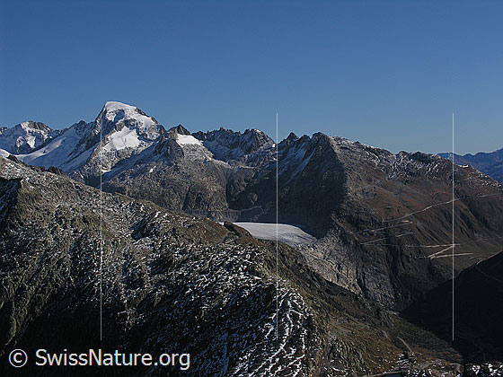 Foto: Blick vom Sidelhorn zum Tiefenstock, Galenstock, Sidelenhorn, Gross Furkahorn, Klein Furkahorn und auf die Gletscherzunge des Rhonegletschers.