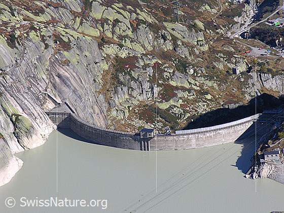 Foto: Im Abstieg vom Sidelhorn, etwas oberhalb des Grimselpasses. Blick auf die Staumauer des Grimselsees.