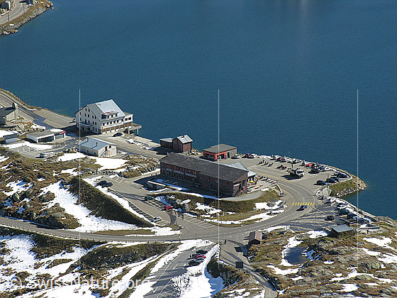 Foto: Im Abstieg vom Sidelhorn. Blick auf den Grimselpass und das Ufer des Totesee.