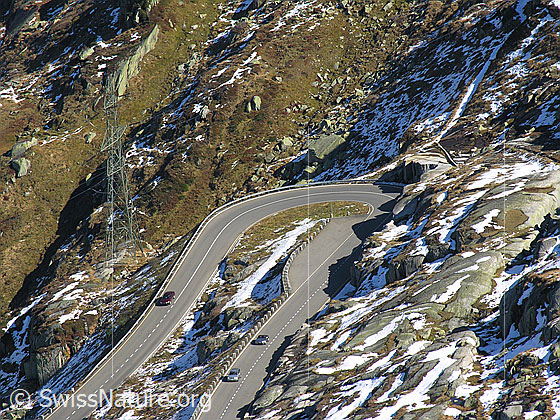 Foto: Im Abstieg vom Sidelhorn. Blick auf die Passstrasse zum Grimselpass.