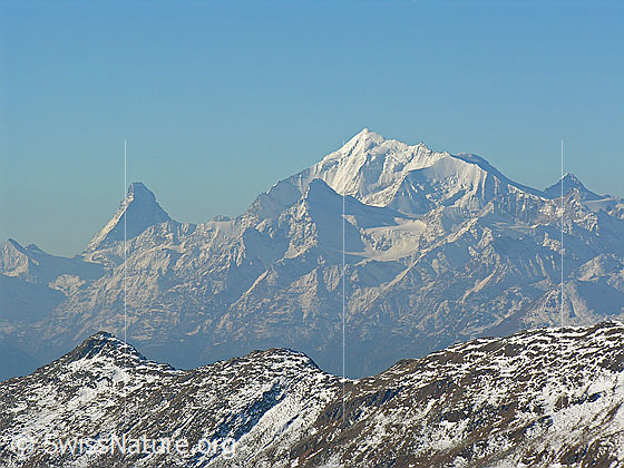 Foto: Im Aufstieg zum Sparrhorn. Blick über die Hofathorn-Kette zu Matterhorn, Brunegghorn, Weisshorn, Bishorn und Dent Blanche. Im Vordergrund das Foggenhorn.