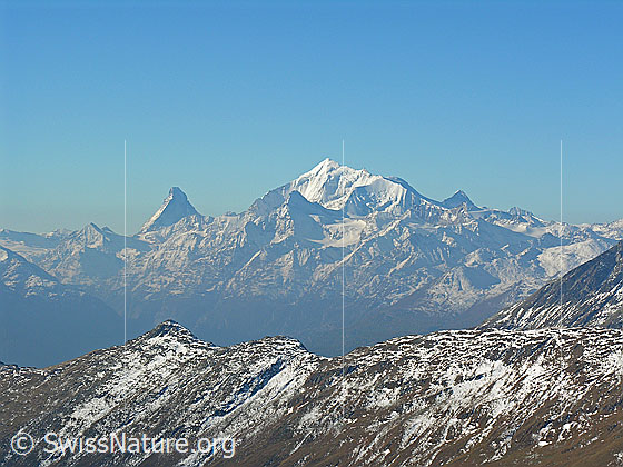Foto: Im Aufstieg zum Sparrhorn. Blick über die Hofathorn-Kette zu Matterhorn, Brundegghorn, Weisshorn, Bishorn und Dent Blanche. Im Vordergrund das Foggenhorn.