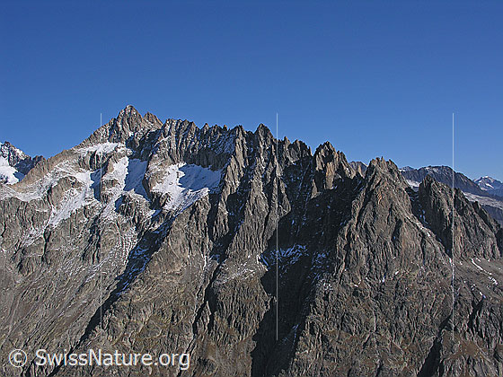Foto: Gross Fusshorn und die Fusshörner von SSE (Sparrhorn).
Die Fusshörner bestehen aus 13 Gipfeln.