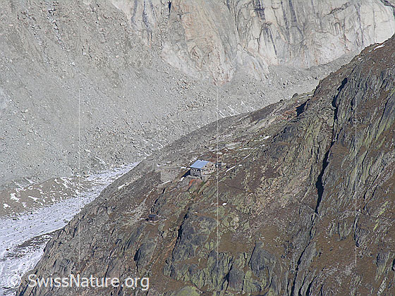 Foto: Blick vom Sparrhorn auf die Oberaletschhütte des SAC.