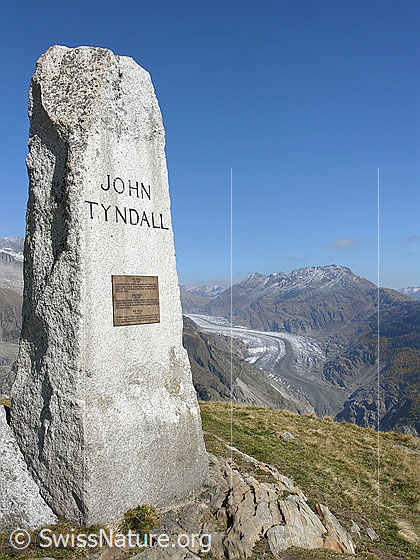 Foto: Denkmal bei Belalp mit Blick auf den Aletschgletscher. Die Gedenkstätte erinnert an den Naturforscher John Tyndall.