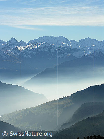 Foto: Blick vom Hohgant West über feine Nebelschichten zwischen Gratkanten zu den Berner Alpen.