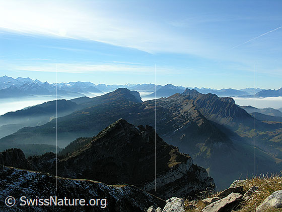 Foto: Blick vom Hohgant West über das Trogenhorn auf das Seefeld, Gemmenalphorn, Sigriswiler Rothorn, Sieben Hengste und Sigriswilergrat. Im Hintergrund: Berner Alpen und Nebelmeer.