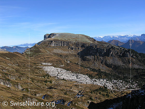 Foto: Im Abstieg vom Hohgant West. Blick über herbstliche Landschaft mit Karrenfeld zur Steinigi Matte.