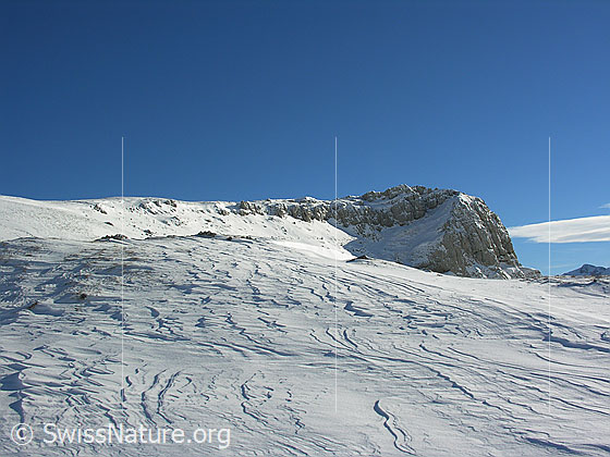Foto: Im Abstieg vom Böli (Schrattenfluh). Blick über Schneeverfrachtungen zurück zum Gipfel.