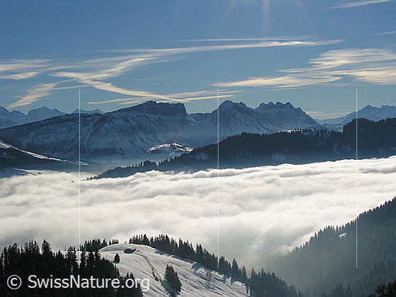 Foto: Blick vom Wachthubel über Emmentaler Hügel und Nebelmeer zu den Sieben Hengsten, Gemmenalphorn und Sigriswiler Rothorn.