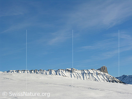 Foto: Blick vom Wachthubel zum Schibengütsch (Schrattenfluh). Die Furchen des Felsmassivs kommen im Schnee gut zur Geltung.