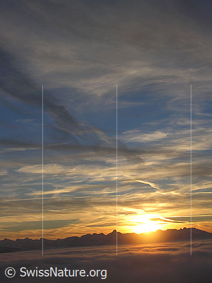 Foto: Abendstimmung mit Nebelmeer, interessanten Wolken und Sonnenuntergang. Blick vom Rämisgummen, Eggiwil, Richtung Stockhorn.
