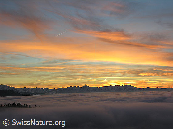 Foto: Abendstimmung mit Nebelmeer und gefärbten Wolken kurz nach Sonnenuntergang. Blick vom Rämisgummen, Eggiwil, Richtung Stockhorn.