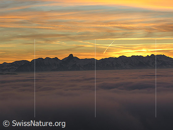 Foto: Abendstimmung mit Nebelmeer und gefärbten Wolken kurz nach Sonnenuntergang. Blick vom Rämisgummen, Eggiwil, Richtung Stockhorn.