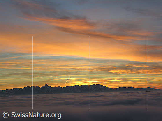 Foto: Abendstimmung mit Nebelmeer und gefärbten Wolken kurz nach Sonnenuntergang. Blick vom Rämisgummen, Eggiwil, Richtung Stockhorn.