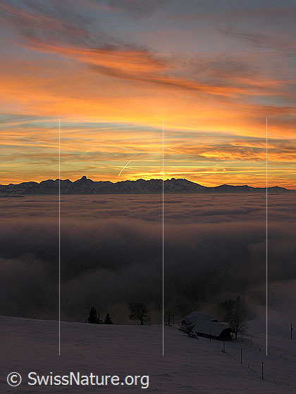 Foto: Abendstimmung mit Nebelmeer und gefärbten Wolken kurz nach Sonnenuntergang. Blick vom Rämisgummen, Eggiwil, Richtung Stockhorn. Im Vordergrund der Bauernhof der Alp Rämisigummen.