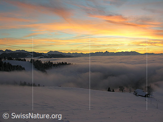 Foto: Abendstimmung mit Nebelmeer und gefärbten Wolken kurz nach Sonnenuntergang. Blick vom Rämisgummen, Eggiwil, Richtung Stockhorn. Im Vordergrund der Bauernhof der Alp Rämisigummen.