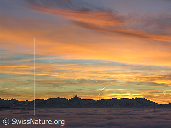 Foto: Abendstimmung mit Nebelmeer und gefärbten Wolken kurz nach Sonnenuntergang. Blick vom Rämisgummen, Eggiwil, Richtung Stockhorn.