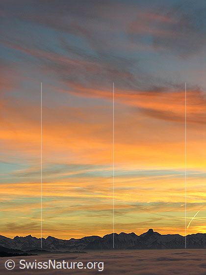 Foto: Abendstimmung mit Nebelmeer und gefärbten Wolken kurz nach Sonnenuntergang. Blick vom Rämisgummen, Eggiwil, Richtung Stockhorn.