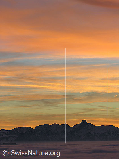 Foto: Abendstimmung mit Nebelmeer und gefärbten Wolken kurz nach Sonnenuntergang. Blick vom Rämisgummen, Eggiwil, Richtung Stockhorn.