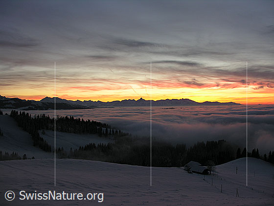 Foto: Abendstimmung mit Nebelmeer und gefärbten Wolken kurz nach Sonnenuntergang. Blick vom Rämisgummen, Eggiwil, Richtung Stockhorn. Im Vordergrund der Bauernhof der Alp Rämisigummen.