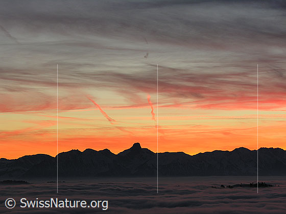 Foto: Abendstimmung mit Nebelmeer und gefärbten Wolken kurz nach Sonnenuntergang. Blick vom Rämisgummen, Eggiwil, Richtung Stockhorn.