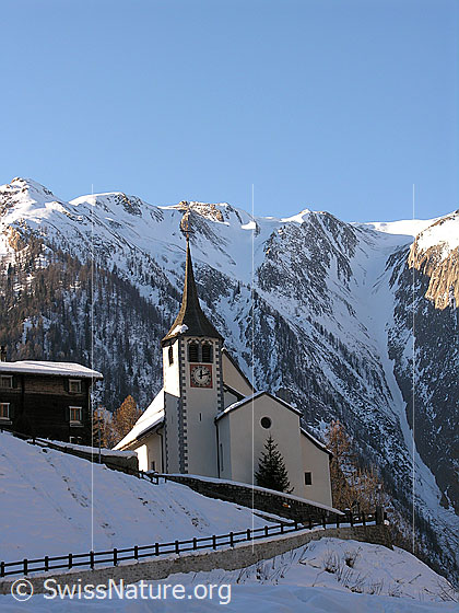 Foto: Kirche Binn im Winter.