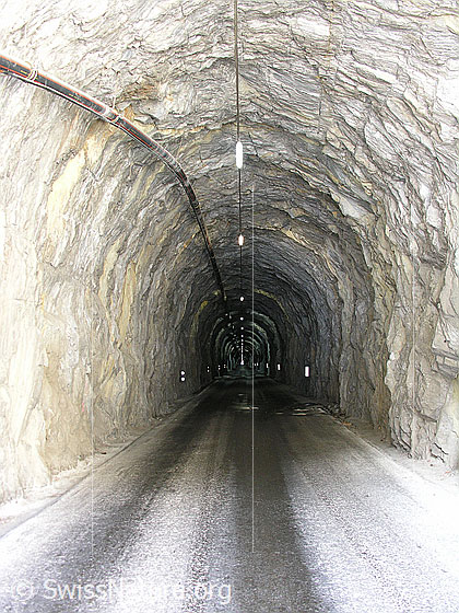Foto: Blick in den Tunnel von Binn. Die Wände sind nicht ausgegkleidet.