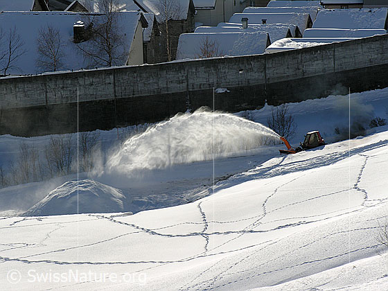 Foto: Schneefräse im Einsatz in Realp.